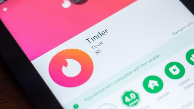 Vue de l'application de rencontre "Tinder". [Depositphotos - sharafmaksumov]