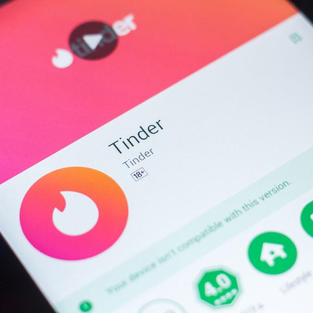 Vue de l'application de rencontre "Tinder". [Depositphotos - sharafmaksumov]