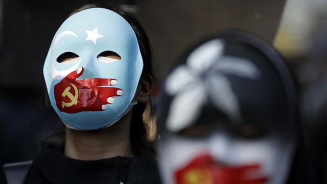 Près de 800'000 personnes à Hong Kong pour les six mois de contestation. [Keystone/AP - Mark Schiefelbein]