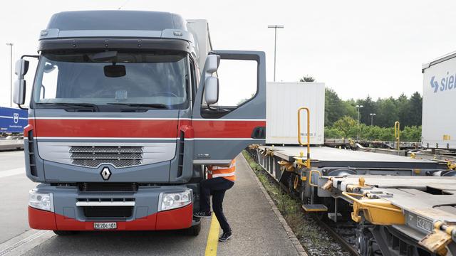 En Europe, les transports sont responsables de près de 30% des émissions totales de CO2 fossile, et 72% de ces émissions proviennent du transport routier, rappelle l'Ecole polytechnique fédérale de Lausanne (EPFL). [Keystone - Gaetan Bally]