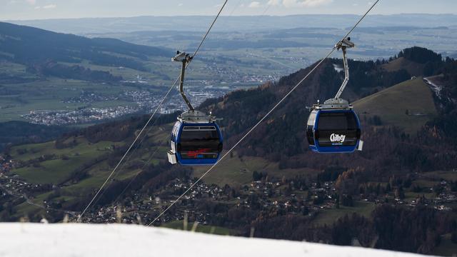 Une cabine de l'installation RapidoSky des remontées mécaniques de Charmey. [Keystone - Jean-Christophe Bott]