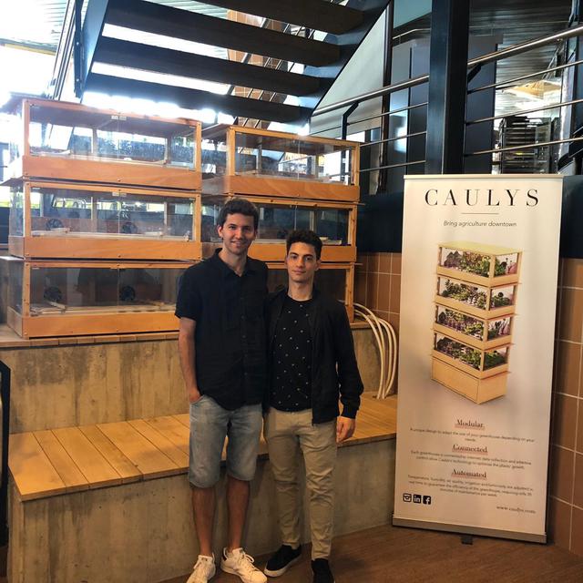 Pour Tom Lachkar (g) et Grégoire Gentille (d), co-fondateur de Caulys, en s’installant au sein de la cafétéria de l’EPFL, leur projet de serres autonomes passe enfin de la phase recherches et développement à celle du test, en grandeur nature. [RTS - D. Pradervand]