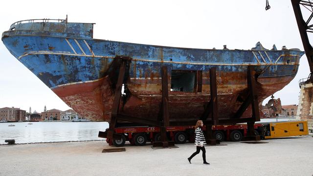 "Barca Nostra" de l'artiste suisse Christophe Büchel exposée le 7 mai 2019 lors de la Biennale de Venise. [Keystone - Antonio Calanni]