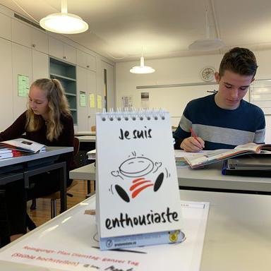 Dans le canton de Schwytz, un conseiller d'État a décidé de renforcer l'enseignement du français pour éviter que les compétences linguistiques des élèves ne chutent encore. [RTS - Arnaud Robert]