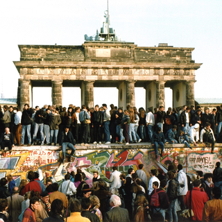 Berlin, devant la Porte de Brandebourg au moment de la chute du Mur [Keystone]