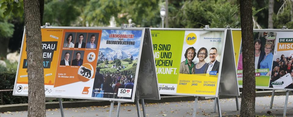 Des affiches électorales en ville de Berne lors des élections fédérales de 2015. [Keystone - Peter Klaunzer]