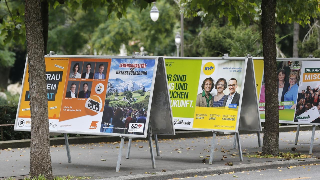 Des affiches électorales en ville de Berne lors des élections fédérales de 2015. [Keystone - Peter Klaunzer]