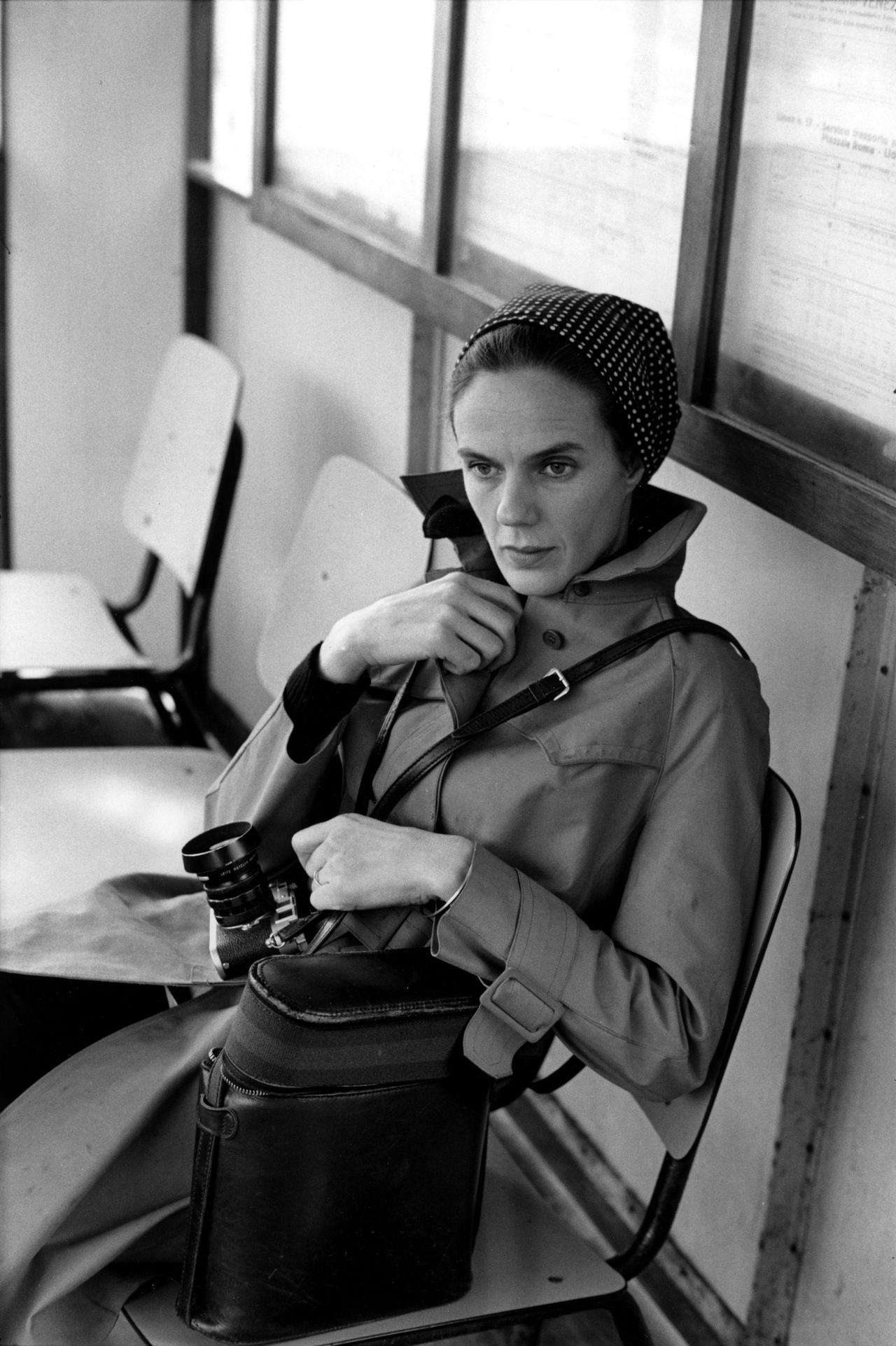 Martine Franck photographiée par Henri Cartier Bresson, Venise Italie 1972 © Henri Cartier Bresson Magnum Photos [Henri Cartier Bresson Magnum Photos - © Henri Cartier Bresson]