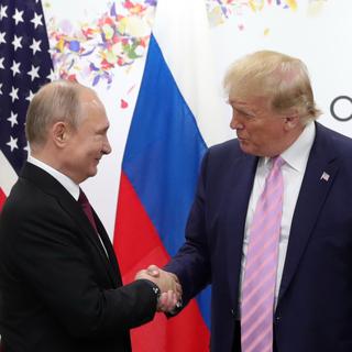 Donald Trump rencontre Vladimir Poutine lors du G20 à Osaka. [EPA-Keystone - Michael Klimentyev]