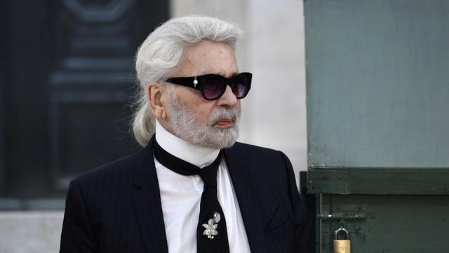 Le couturier allemand Karl Lagerfeld à la fin du défilé automne/hiver de Chanel en juillet 2018. [AFP - Alain Jocard]