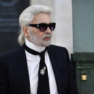 Le couturier allemand Karl Lagerfeld à la fin du défilé automne/hiver de Chanel en juillet 2018. [AFP - Alain Jocard]