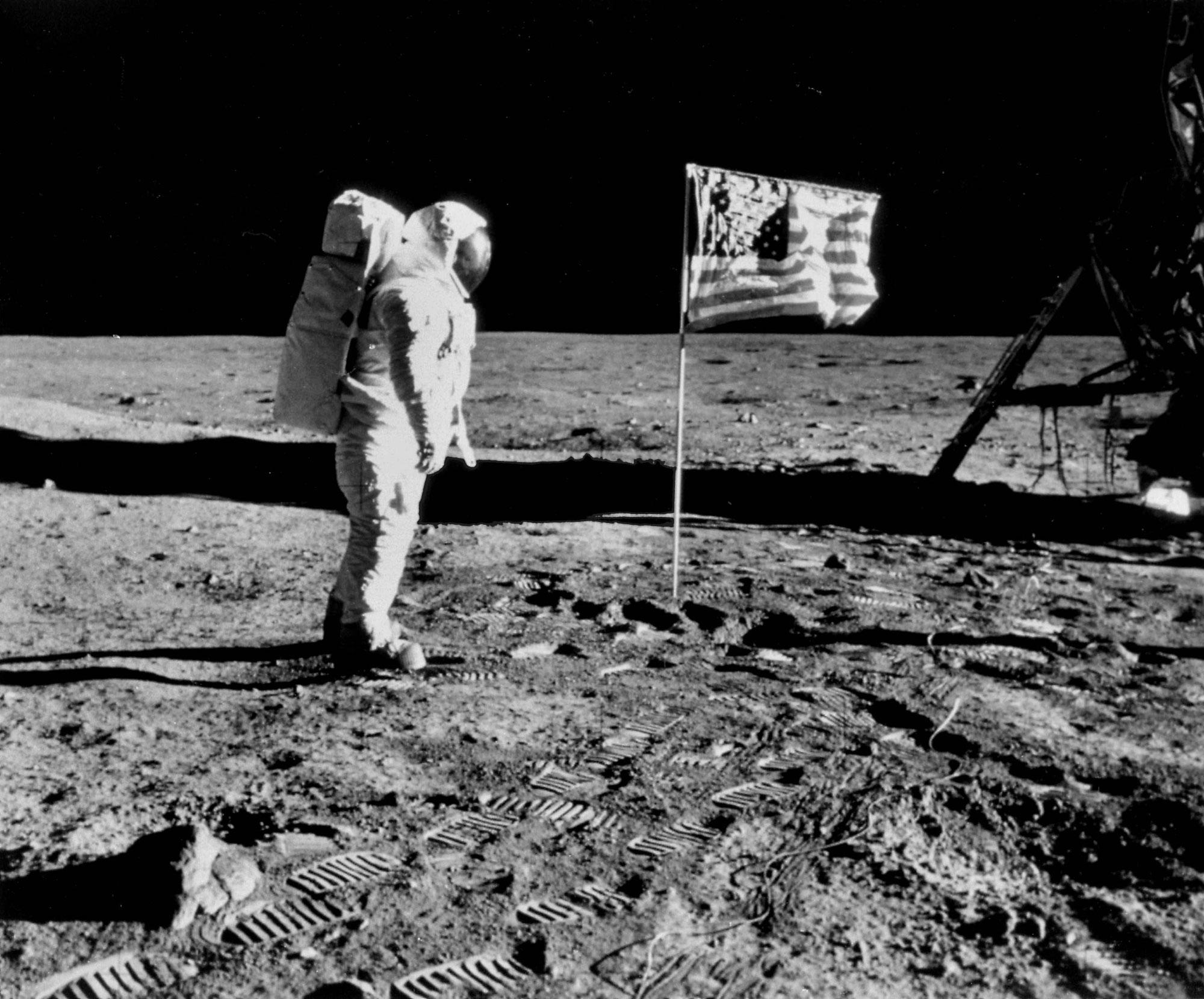 L'astronaute Edwin Eugene Aldrin sur la Lune à côté du drapeau américain lors de la mission Apollo XI le 20 juillet 1969. [Collection Roger-Viollet / AFP]