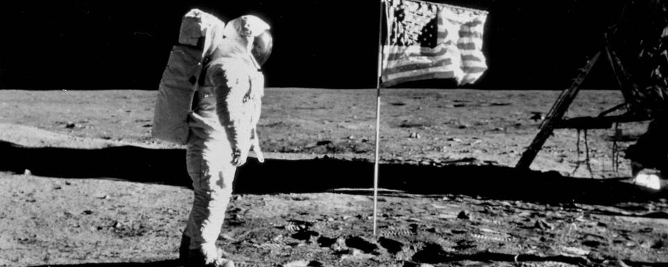 L'astronaute Edwin Eugene Aldrin sur la Lune à côté du drapeau américain lors de la mission Apollo XI le 20 juillet 1969. [Collection Roger-Viollet / AFP]