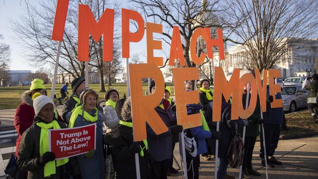 Des activistes pro-impeachment réuni aux abords du Capitole, à Washington, ce 18 décembre 2019. [EPA - Erik S. Lesser]