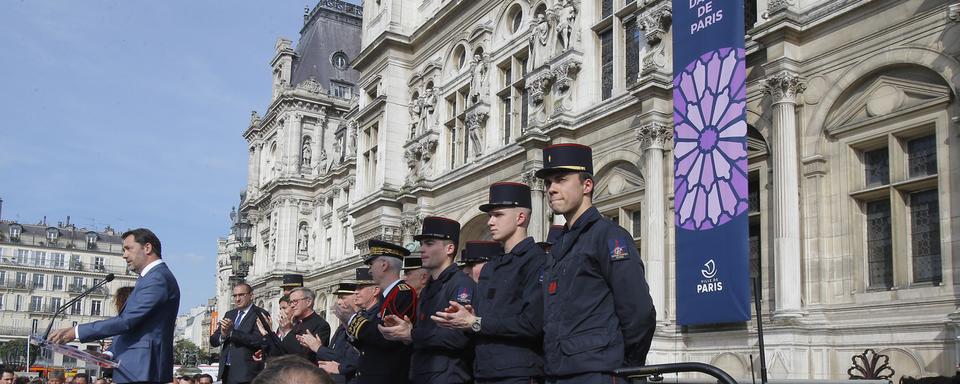 Le ministre de l'intérieur francais rend hommage a celles et ceux qui ont sauvé Notre-Dame. [AP/Keystone - Michel Euler]