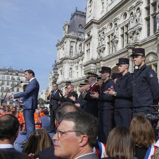 Le ministre de l'intérieur francais rend hommage a celles et ceux qui ont sauvé Notre-Dame. [AP/Keystone - Michel Euler]