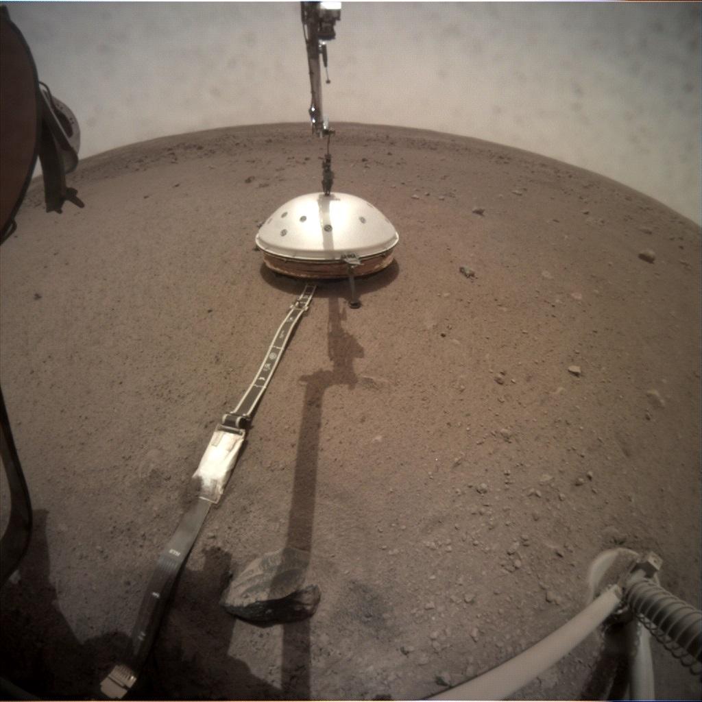InSight déploie un bouclier thermique et contre le vent pour protéger son séismomètre. [NASA/JPL-Caltech]