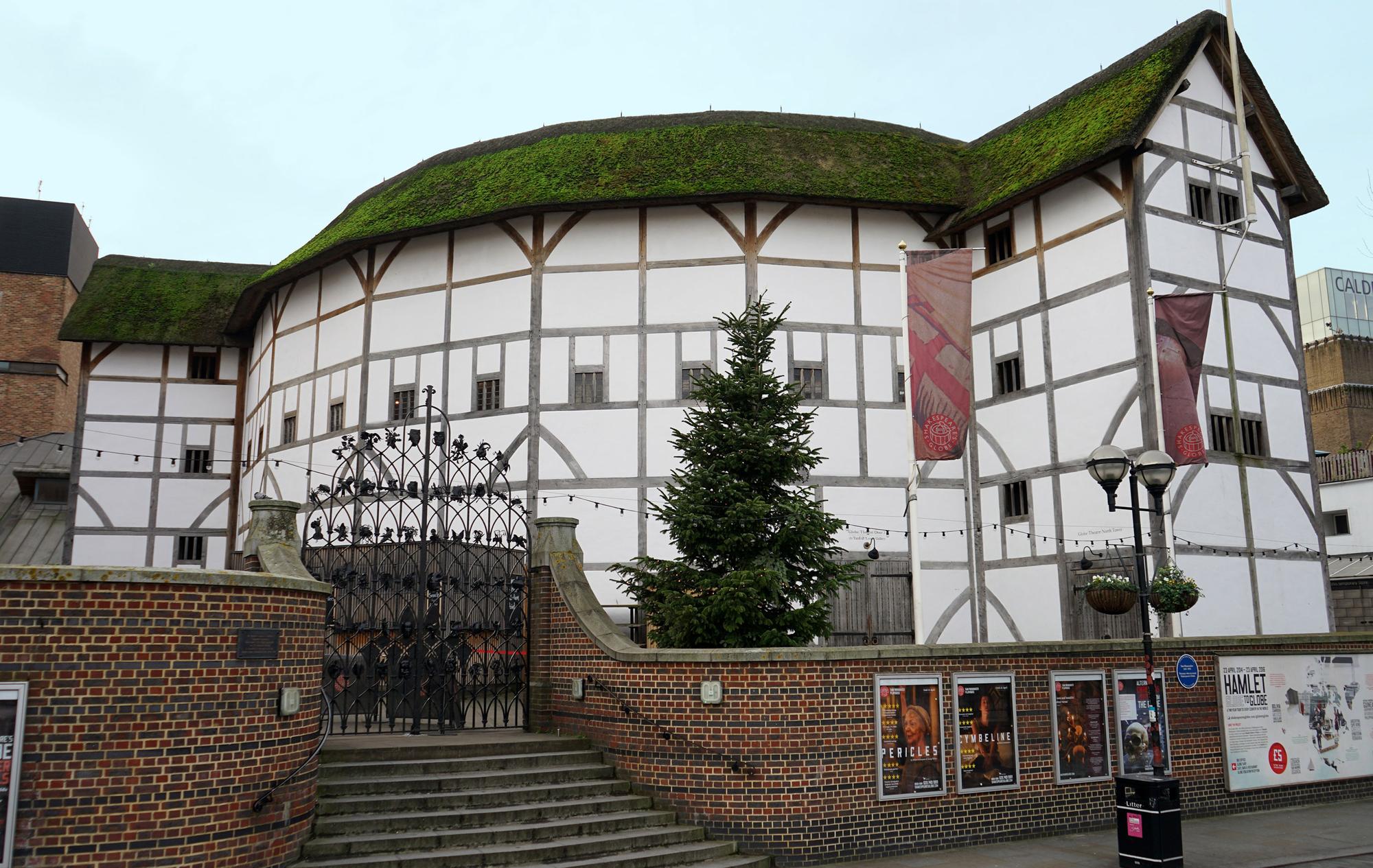 Le Shakespeare's Globe à Londres a une reconstruction à l'identique du Théâtre du Globe, connu pour avoir abrité de nombreuses représentations des pièces de Shakespeare avant de brûler en 1613. [Photo12/AFP - Ann Roman Picture Library]