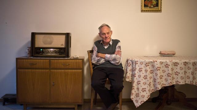 Un homme dans son appartement en Suisse. [Keystone - Martin Ruetschi]