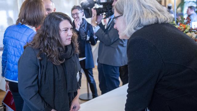 A l'instar de Tamara Funiciello (PS/BE), à gauche sur la photo, ils étaient des dizaines de nouveaux parlementaires à participer à la journée d'accueil au Parlement fédéral. [Keystone - Marcel Bieri]