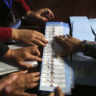 Des personnes comptent les bulletins de vote pour l'élection présidentielle afghane [AP Photo/Keystone - Rahmat Gul]