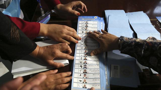 Des personnes comptent les bulletins de vote pour l'élection présidentielle afghane [AP Photo/Keystone - Rahmat Gul]