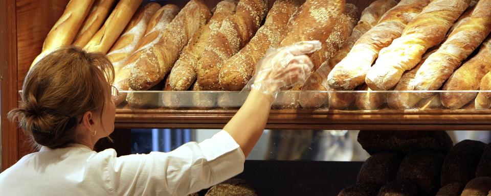 Le renchérissement des matières premières va entraîner notamment une augmentation des prix en boulangerie. [Keystone - Laurent Gilliéron]