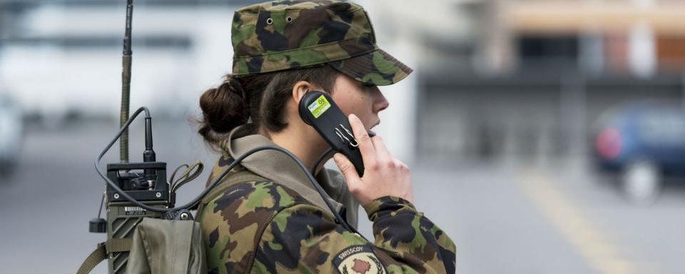 La Société suisse des officiers veut inciter les femmes à s'engager dans l'armée. [Keystone - Christian Beutler]