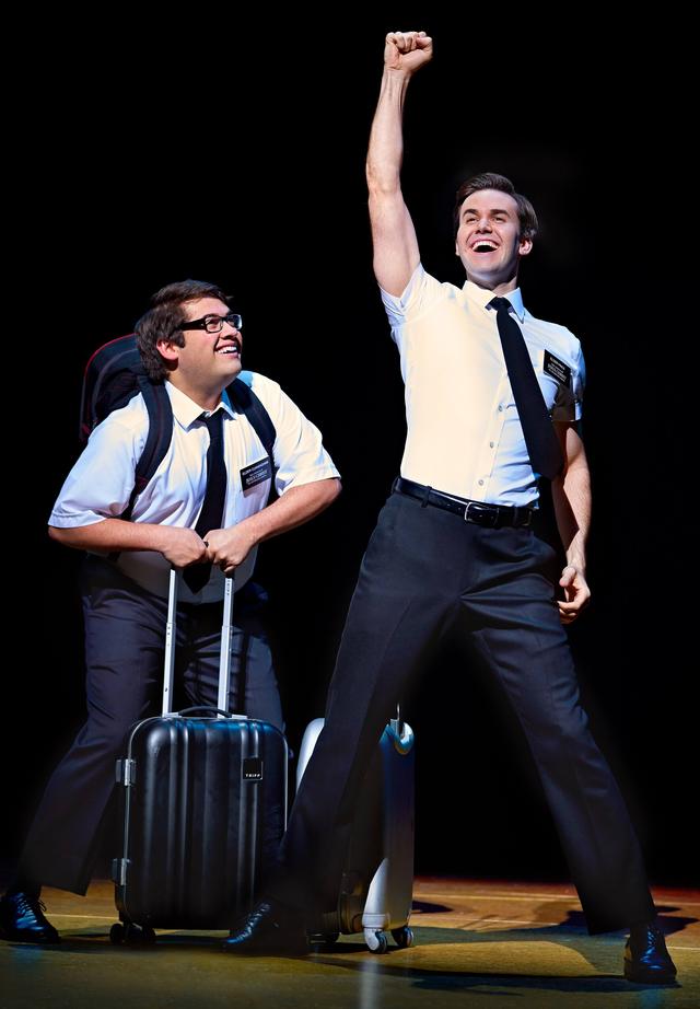 Elder Price et Elder Cunningham sont envoyés en Ouganda pour convertir la population.. [thebookofmormonmusical.com]