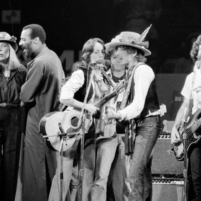 C'est ce qu'on appelle une belle brochette! De gauche à droite: Roger McGuinn, Joni Mitchell, Richie Havens, Joan Baez et Bob Dylan, sur scène en 1975. [Keystone, via AP]