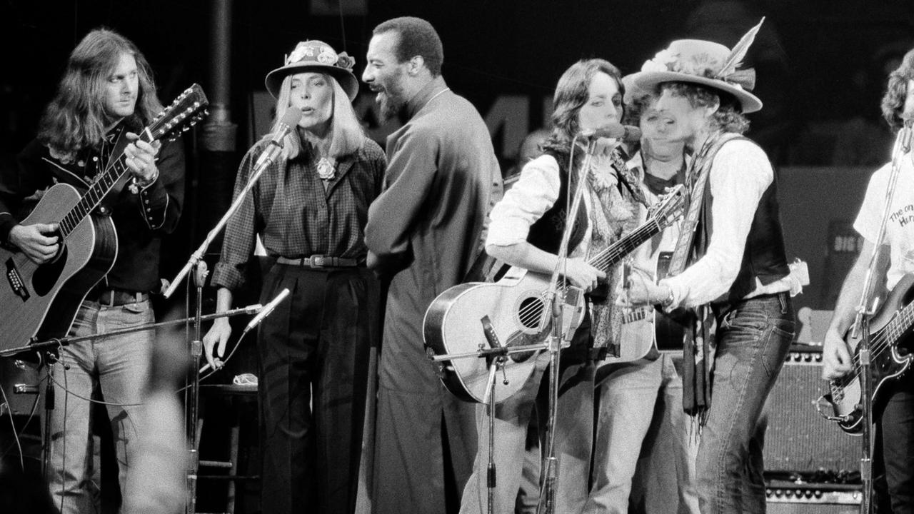 C'est ce qu'on appelle une belle brochette! De gauche à droite: Roger McGuinn, Joni Mitchell, Richie Havens, Joan Baez et Bob Dylan, sur scène en 1975. [Keystone, via AP]