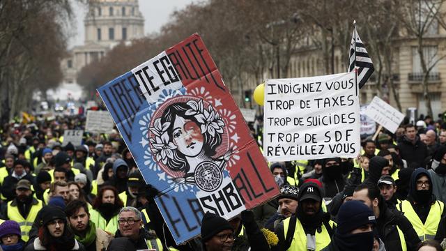 Les "foulards rouges" manifesteront en réponse au mouvement des "gilets jaunes". [Keystone/epa - Christophe Petit Tesson]