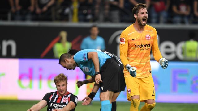 Kevin Trapp hurle sa joie. L'Eintracht Francfort peut toujours rêver d'une belle aventure européenne. [KEYSTONE]