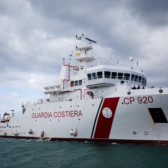 Le navire Gregoretti des gardes-côtes attend de pouvoir débarquer en Italie avec 135 migrants à son bord. [AFP/NurPhoto - Paolo Manzo]
