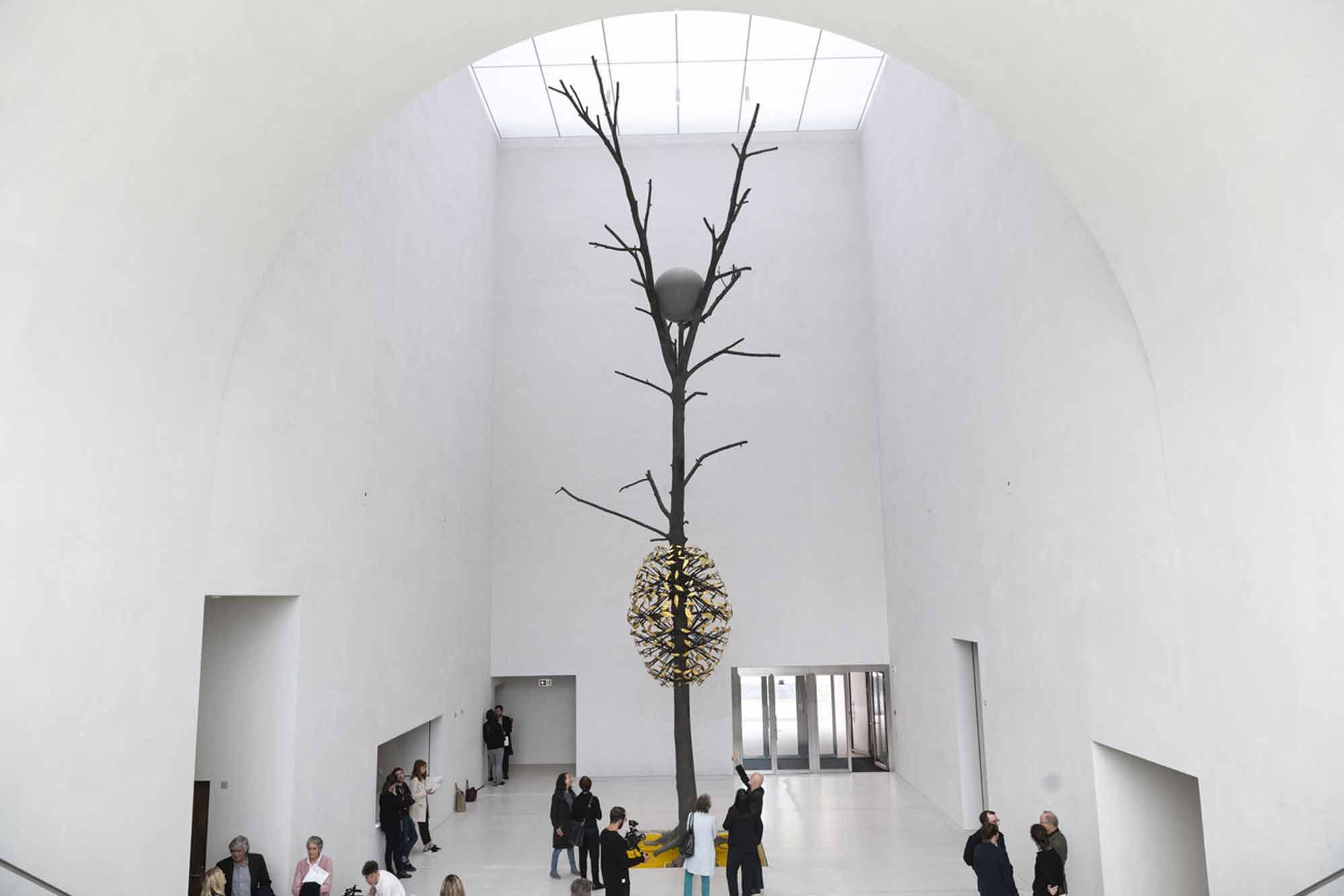 "Luce e Ombra" un arbre fait de bronze, d'or et de granit, réalisé par l'artiste turinois Giuseppe Penone, installé dans le hall du MCBA. [Keystone - Adrien Perritaz]