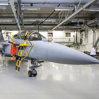 Le Gripen E, photographié en mars 2014, dans un hall de production de Saab, en Suède. [KEYSTONE - Gaetan Bally]