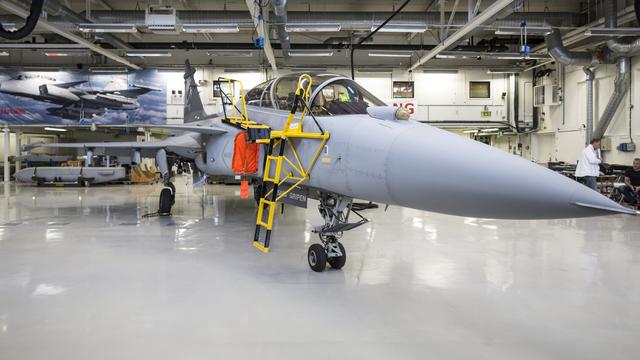 Le Gripen E, photographié en mars 2014, dans un hall de production de Saab, en Suède. [KEYSTONE - Gaetan Bally]