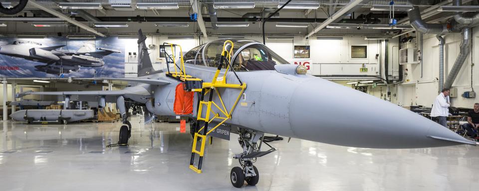 Le Gripen E, photographié en mars 2014, dans un hall de production de Saab, en Suède. [KEYSTONE - Gaetan Bally]