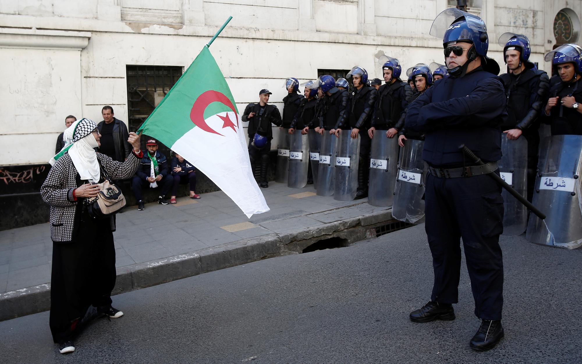 Une femme proteste pour le départ du président Bouteflika. Alger, le 29 mars 2019. [Reuters - Ramzi Boudina]
