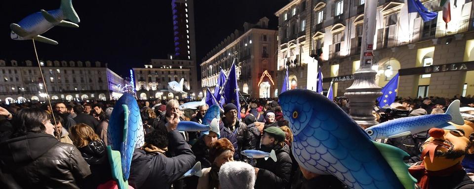 Le mouvement anti-populiste des 'Sardines' se réunit sur la place centrale de Turin [ANSA via AP/Keystone - Alessandro Dimarco]