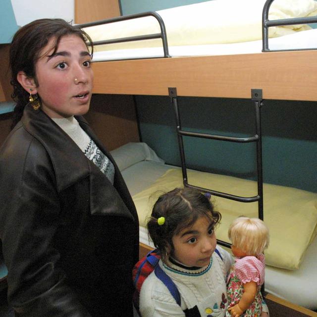 Des réfugiés kurdes découvrent leur chambre à leur arrivée dans un foyer d'hébergement d'urgence de la Croix Rouge. [AFP - DAMIEN MEYER]