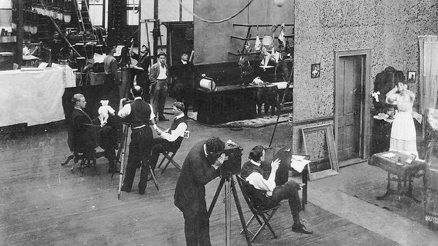 Tournages simultanés de plusieurs films dans les studios Edison du Bronx (New York), autour de 1907 - 1918. [Thomas Edison]