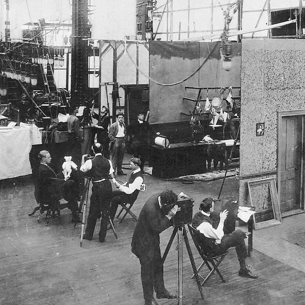 Tournages simultanés de plusieurs films dans les studios Edison du Bronx (New York), autour de 1907 - 1918. [Thomas Edison]