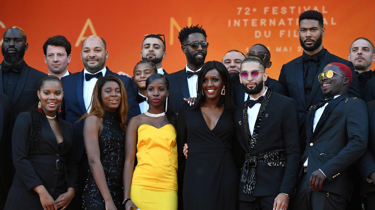 Le réalisateur Ladj Ly (au centre) pose avec son équipe lors de la présentation de son film "Les Misérables" à la 72e édition du Festival de Cannes. [AFP - Alberto Pizzoli]