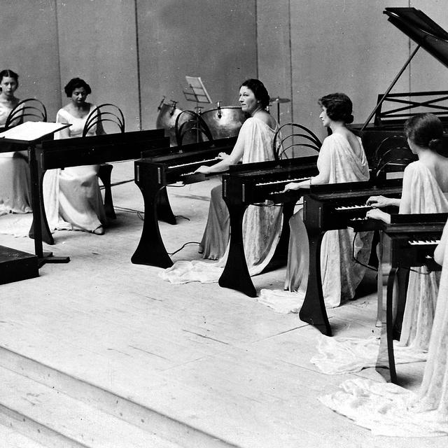 Le premier orchestre d'ondes musicales, Maurice Martenot, présenté pendant l'exposition internationale de 1937. [AFP]