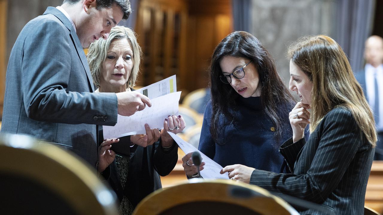 La nouvelle élue Verte aux Etats Céline Vara (troisième depuis la gauche) discute avec Mathias Zopfi, Maya Graf et Adele Thorens lors de la session d'hiver 2019 du Parlement [Keystone - Peter Schneider]