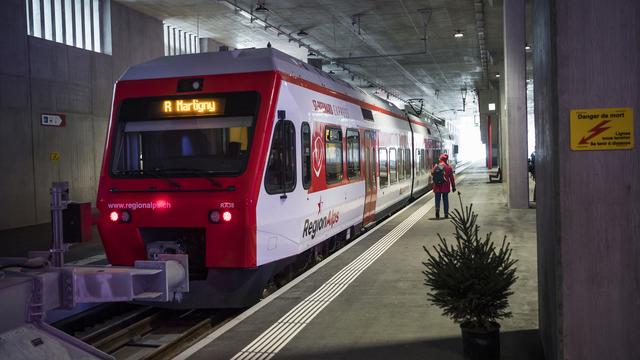 Une rame RegionAlps dans la nouvelle gare souterraine du Châble (VS). [Keystone - Jean-Christophe Bott]