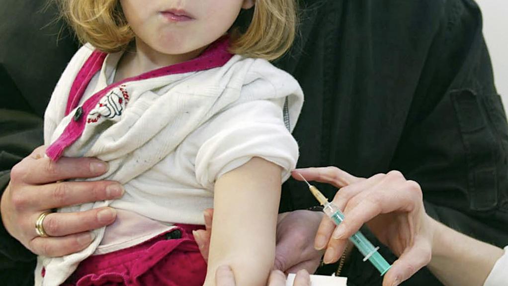 Il est recommandé de moins vacciner les enfants de moins de deux ans. [keystone - AP Photo/Rudi Blaha]