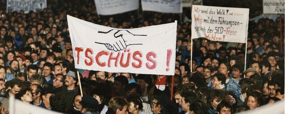 Des milliers de manifestants protestent à Leipzig pour des élections libres le 11 novembre 1989 [AP Photo/Keystone - Heinz Ducklau]