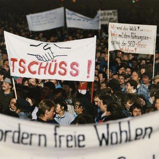 Des milliers de manifestants protestent à Leipzig pour des élections libres le 11 novembre 1989 [AP Photo/Keystone - Heinz Ducklau]